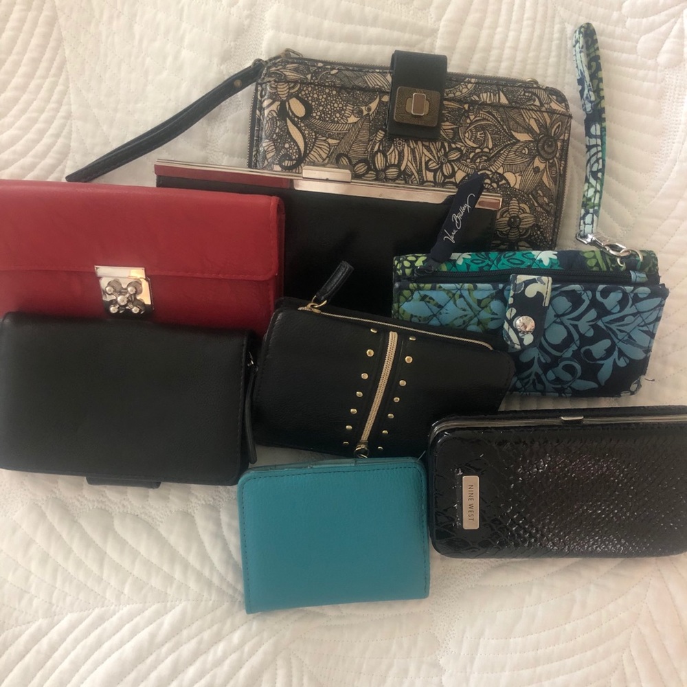 Wallets/wristlets - LOT of 8